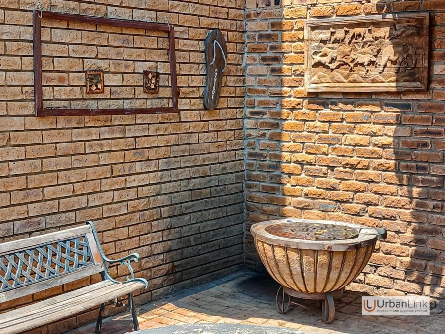 5 Bedroom Property for Sale in Mid Town North West